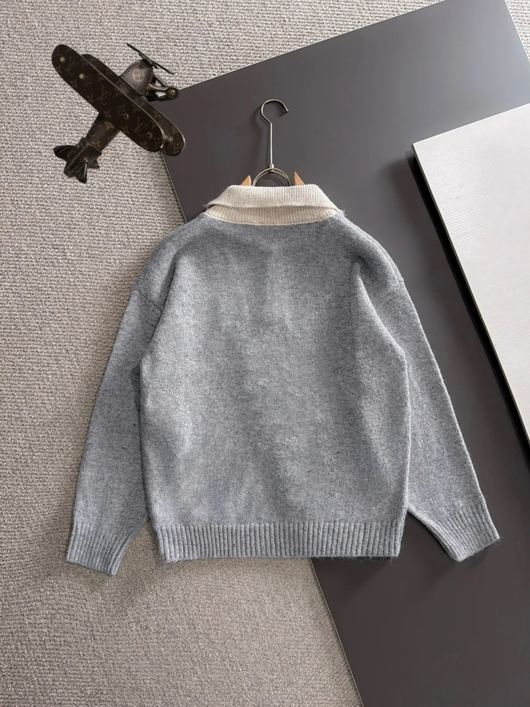 Next day shipping P195 Balenciaga high quality 2026 autumn and winter official website latest sweater, on sale at the same time at the counter Hot Sale! Specially made of wool blended fabric. It feels comfortable and can be directly in contact with the skin. The logo badge is exquisitely embroidered, which is extremely eye-catching! The details highlight the fashionable charm of big brands. Exquisite workmanship. Three-dimensional cutting style. The wearing effect is invincible and handsome! All three standards are complete! Sizes:M-3XL